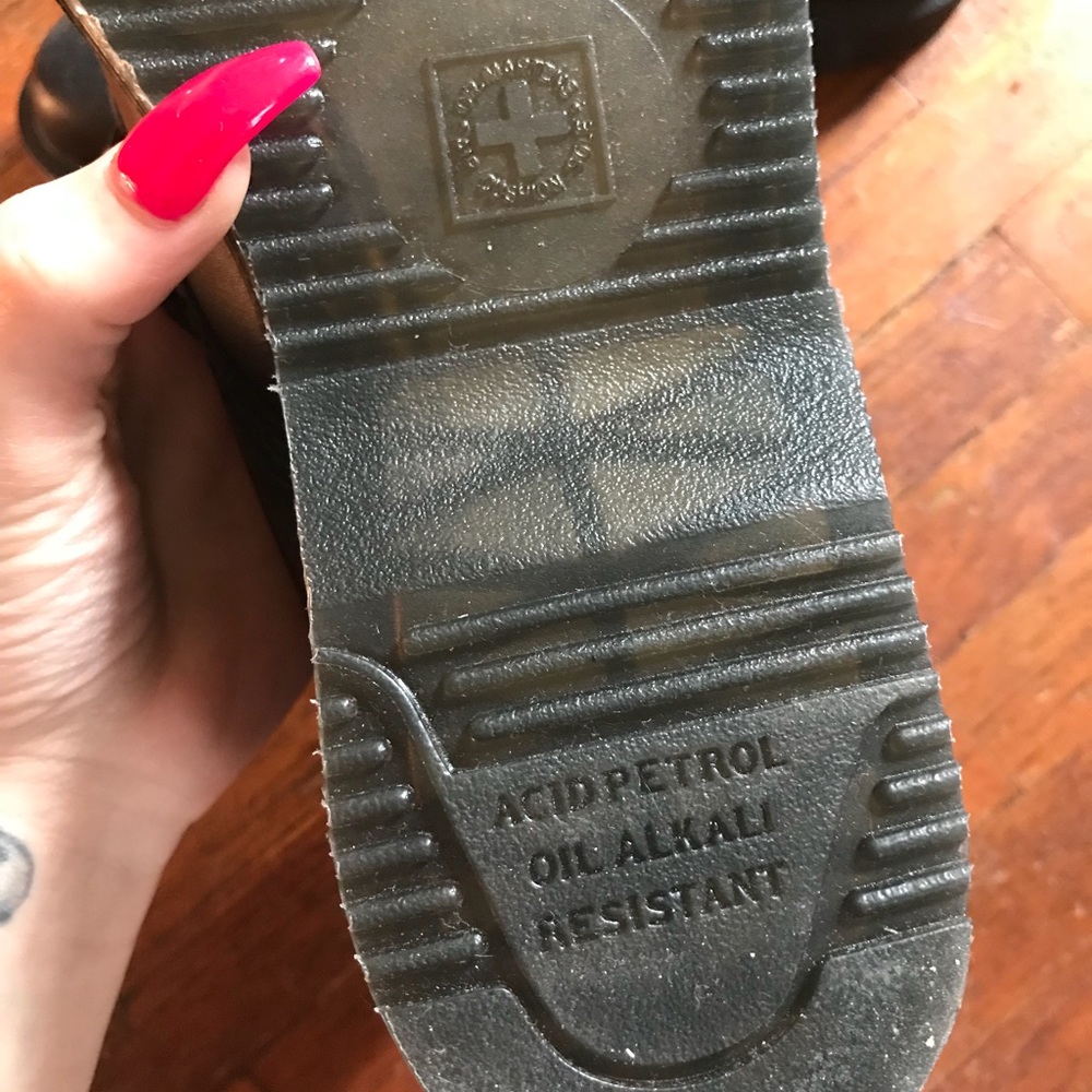 Doc Marten vegan leather boots - Picture 4 of 4